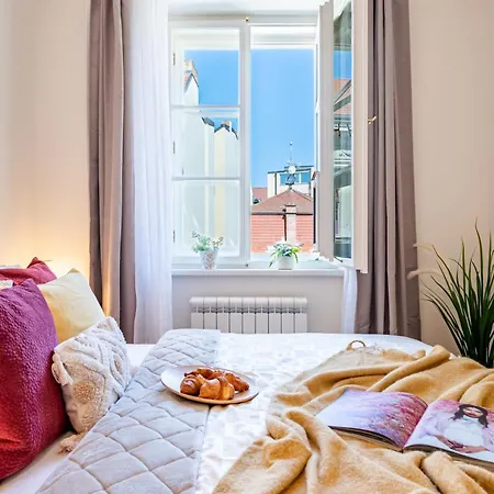 Apartamento Days - One Bedroom With King Bed & Elevator In New Town *
