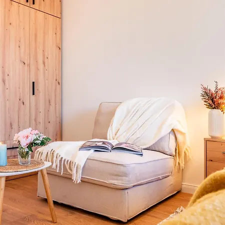 Days - One Bedroom With King Bed & Elevator In New Town *