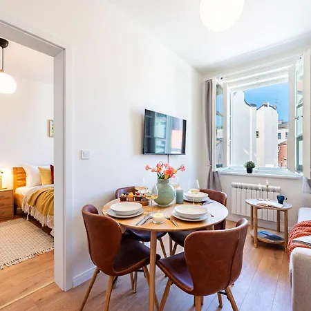 Days - One Bedroom With King Bed & Elevator In New Town Apartamento
