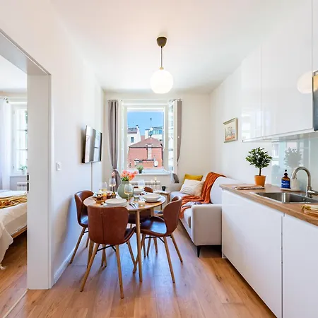 Days - One Bedroom With King Bed & Elevator In New Town