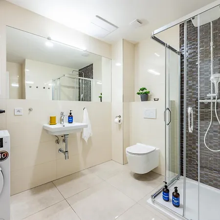Apartamento Days - One Bedroom With King Bed & Elevator In New Town